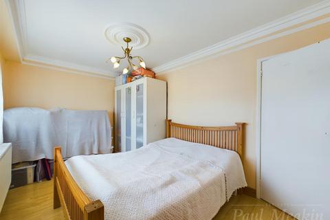 15 Chesney Crescent, New Addington, Croydon, CR0 0RN