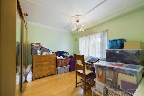 15 Chesney Crescent, New Addington, Croydon, CR0 0RN