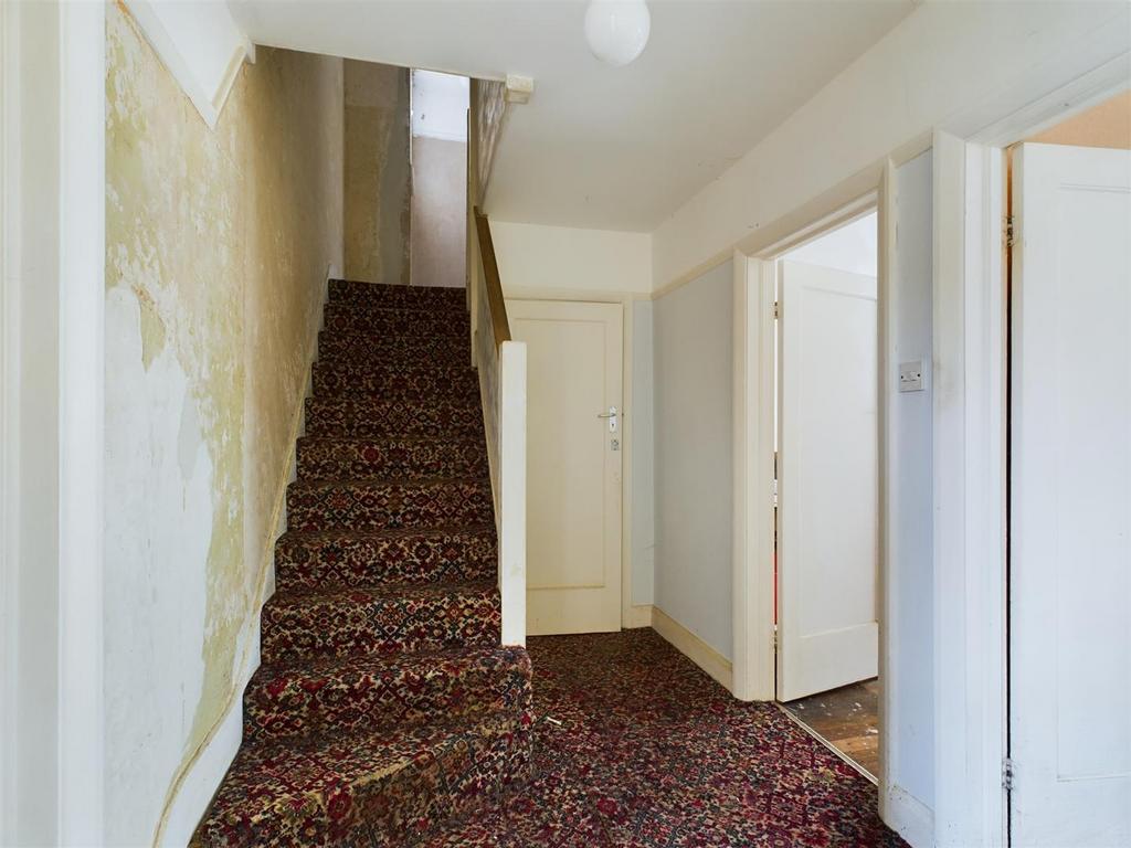 Broadwood Avenue, Ruislip HA4 5 bed detached house for sale £1,050,000