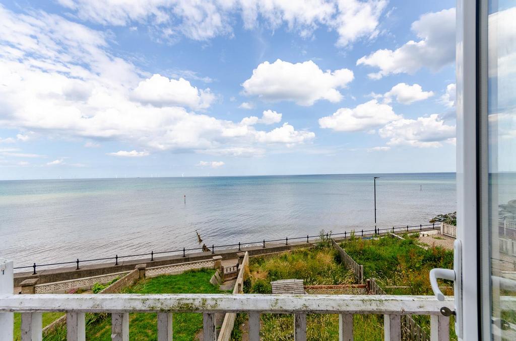 Marine Parade, Withernsea 3 bed terraced house for sale £150,000