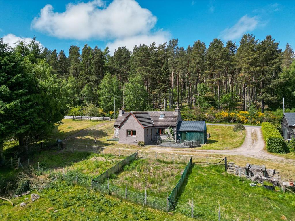 Skye Of Curr Road, Dulnain Bridge 2 bed detached bungalow for sale £