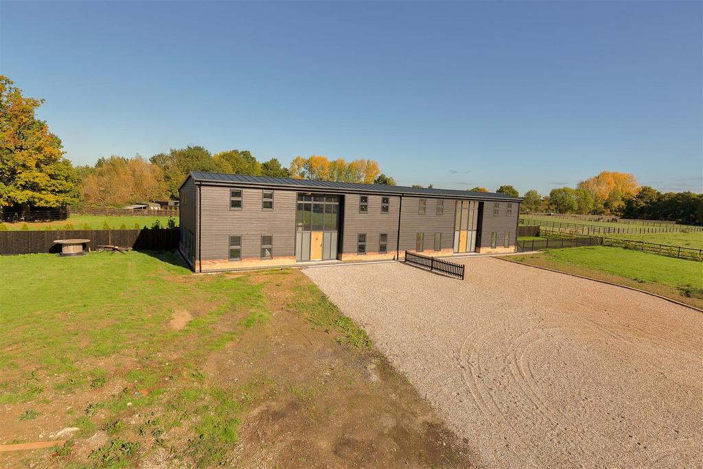 Willow Lane, Paddock Wood, Tonbridge 4 bed semidetached house to rent
