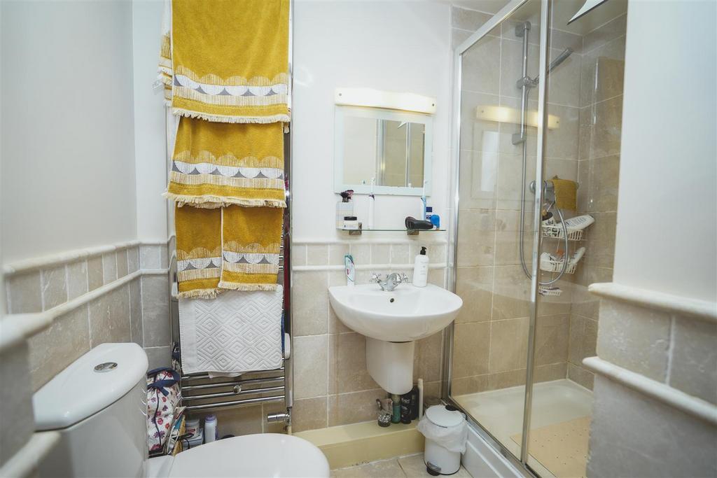 En-suite to second bedroom .JPG