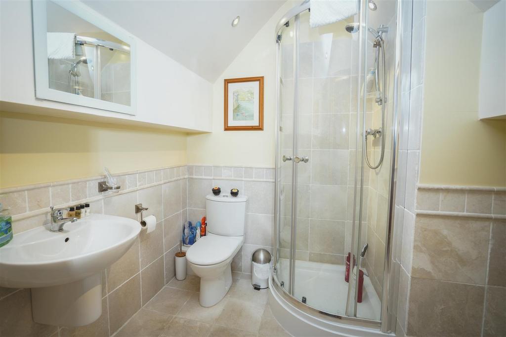 En-suite to main bedroom.JPG
