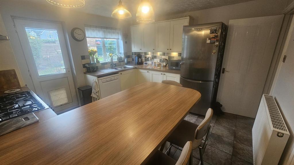 Kitchen 2 5 clos.jpg