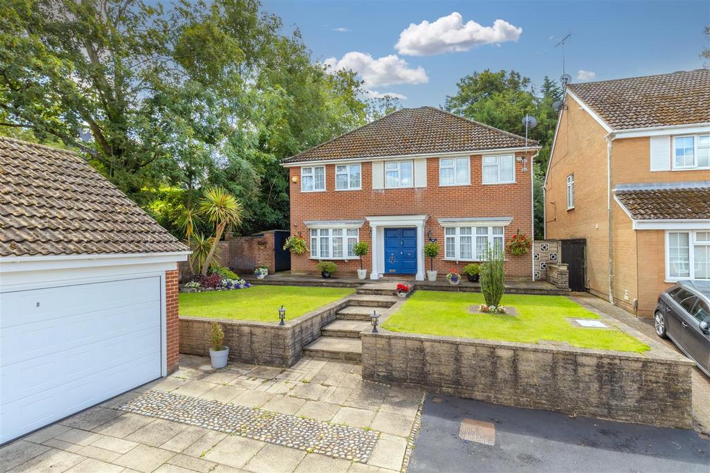Clare Close, Elstree, 5 bed detached house for sale £1,250,000