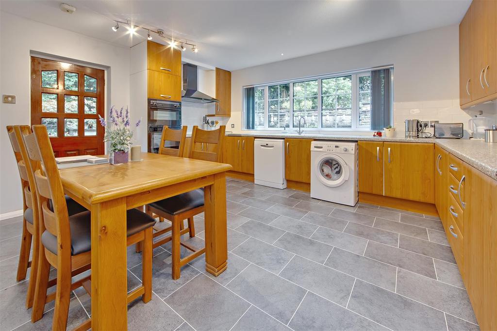 Clare Close, Elstree, 5 bed detached house for sale £1,250,000