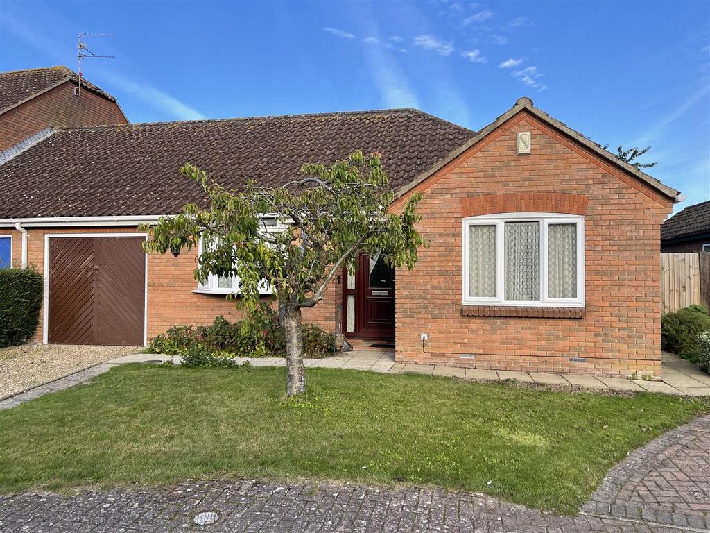 Cassons Close, Weston Hills, Spalding 3 bed semidetached bungalow for