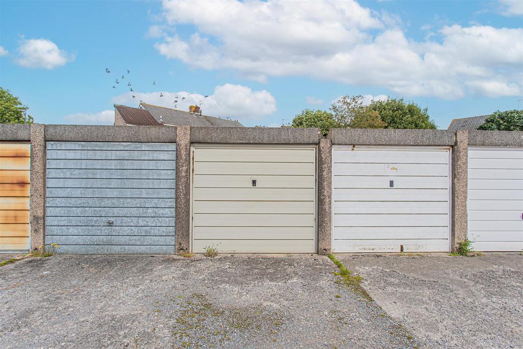 Meadow Court Drive, Oldland Common, Bristol 3 bed semidetached house