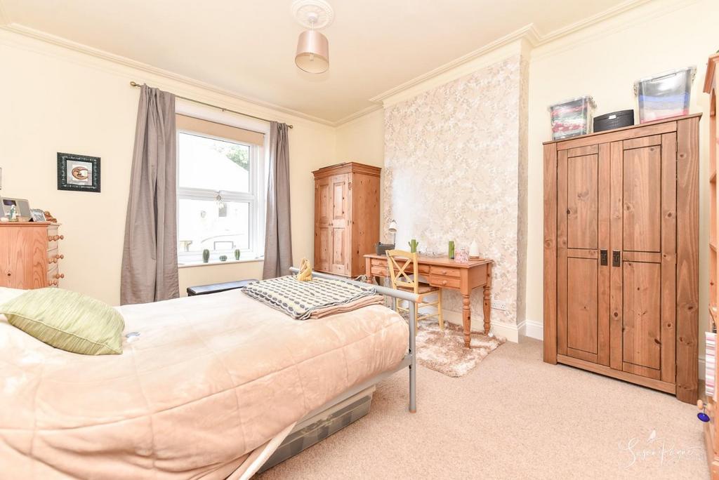 Double-Bedroom