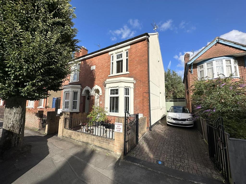Seymour Road, Linden, Gloucester 3 bed semidetached house £270,000