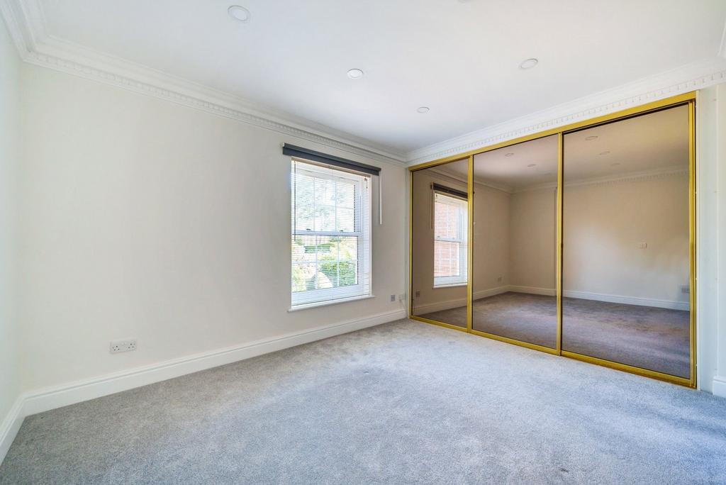 Hook Heath Road, Woking, Surrey, GU22 2 bed apartment £1,900 pcm (£438 pw)