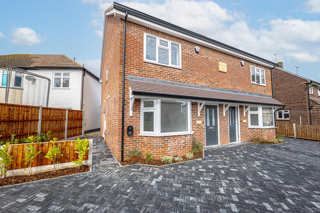 Elm Road, Shoeburyness, SS3 3 bed semidetached house £400,000