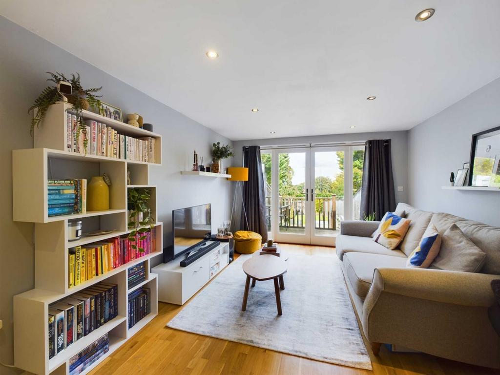 Tring Road, Wendover 2 bed terraced house for sale £350,000