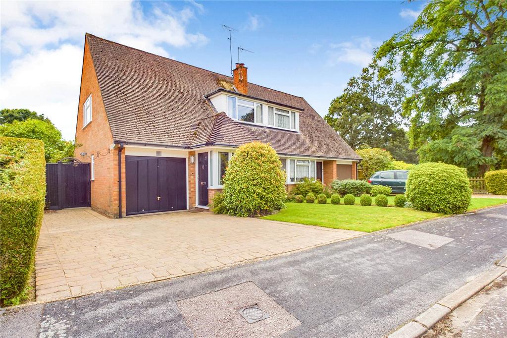 Wellington Crescent, Baughurst, Tadley, Hampshire, RG26 3 bed semi