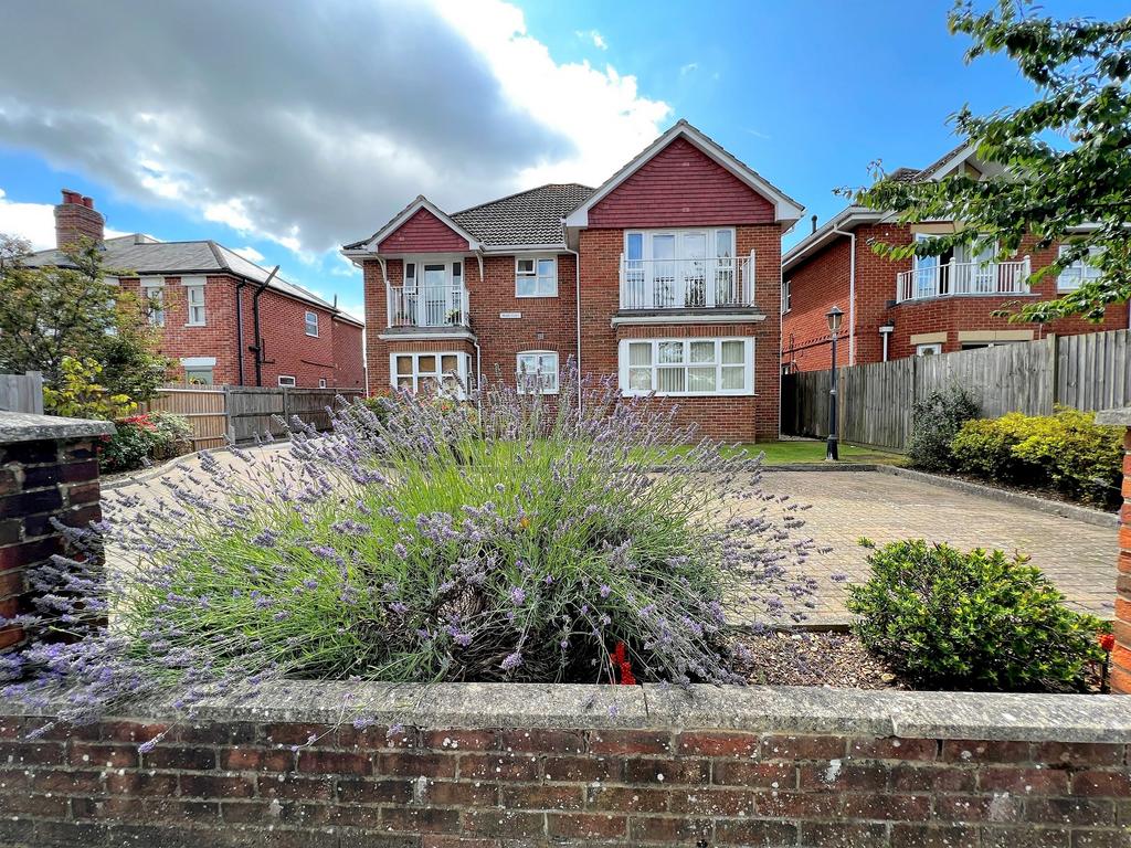 Manor Road, New Milton, Hampshire. BH25 5WS 2 bed ground floor flat for
