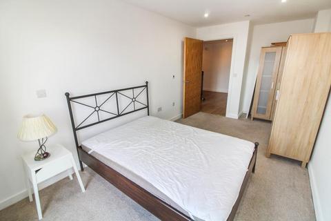 2 bedroom flat to rent, Lexington Apartments, Slough