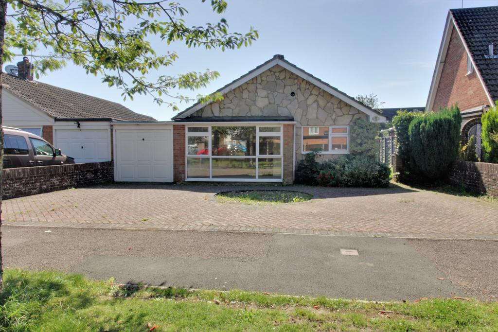 KINGSCOTE ROAD, WATERLOOVILLE 3 bed detached bungalow for sale £365,000
