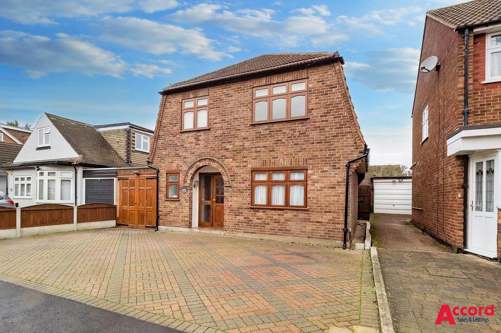 Roseberry Gardens, Upminster, RM14 3 bed detached house for sale £550,000