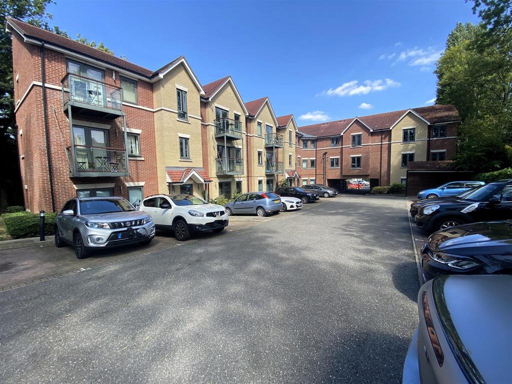 Buckhurst Way, Buckhurst Hill 2 bed flat £1,400 pcm (£323 pw)