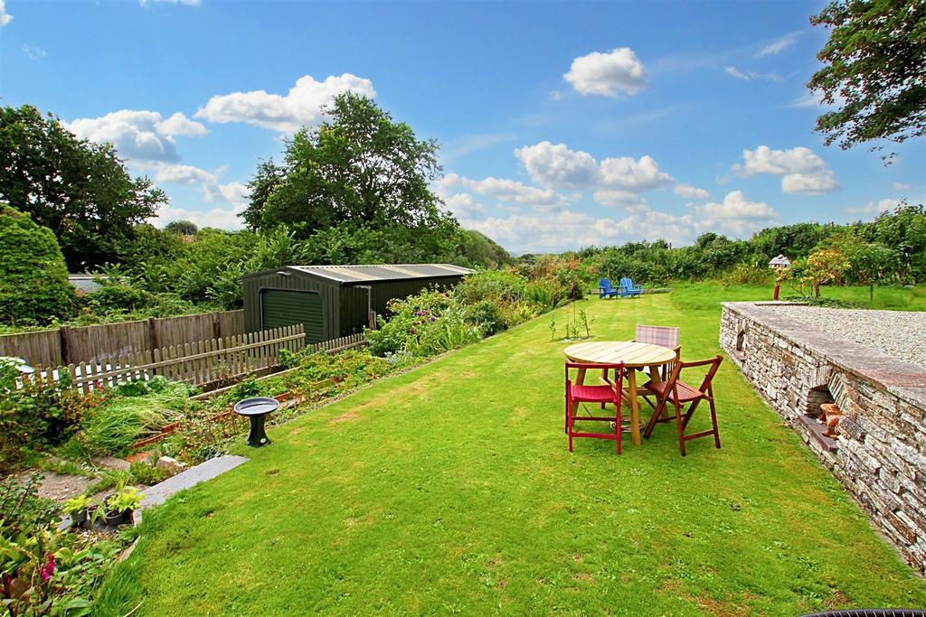 Front garden and workshop/garage