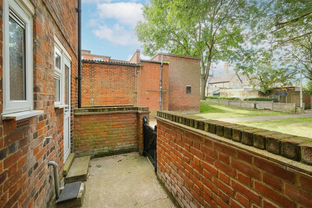 13 Priory Close-20.jpg