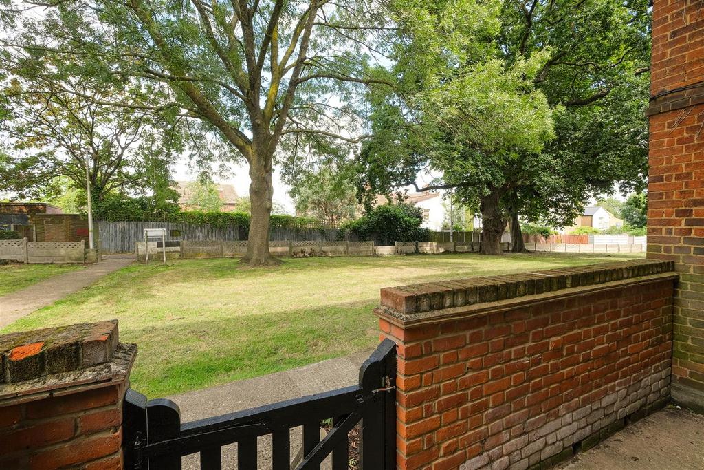 13 Priory Close-21.jpg