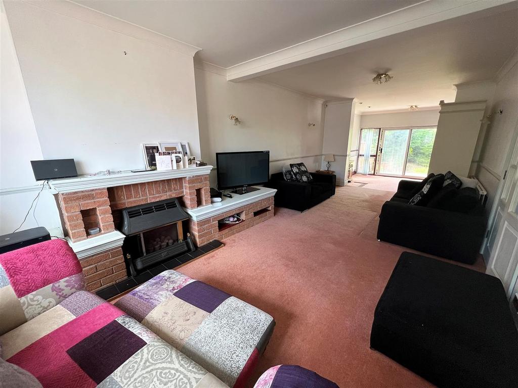 Barbara Avenue, Off Scraptoft Lane, Leicester, LE5 3 bed detached house