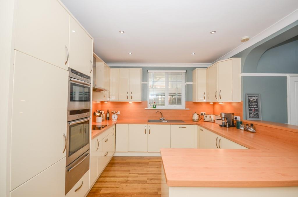 Kitchen pic 2.jpg
