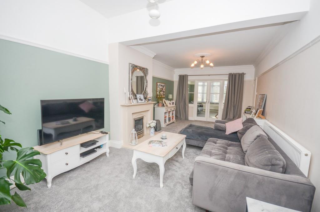 Living room pic 4.jpg