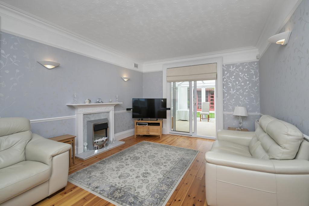 61 Eskbank Road, Bonnyrigg, EH19 3AL 3 bed detached bungalow £335,000