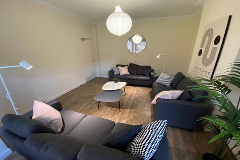 6 bedroom semi-detached house to rent, Broadgate, Beeston, NG9 2GG
