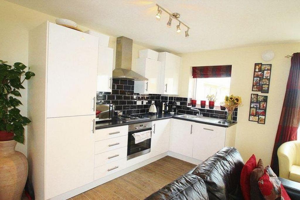 Mizzen Court, Portishead 2 bed flat £1,150 pcm (£265 pw)