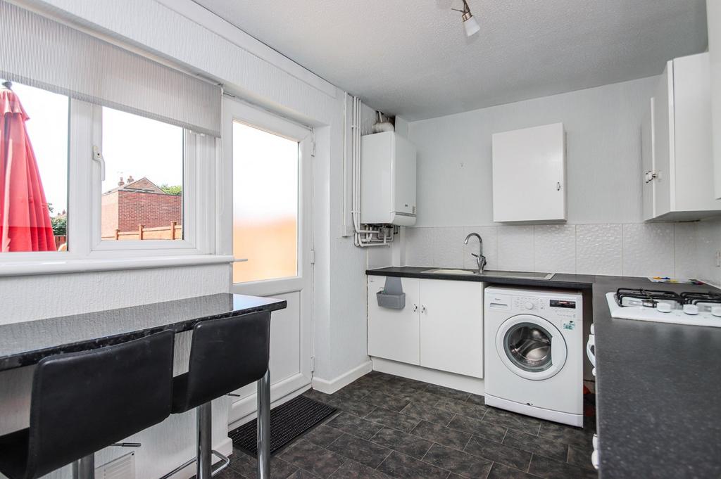 Bradwell Walk, Flixton, Manchester, M41 2 bed terraced house £1,000