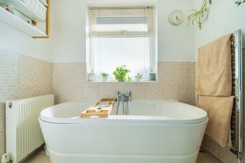 75 Worplesdon Road, Guildford, GU2 9RT
