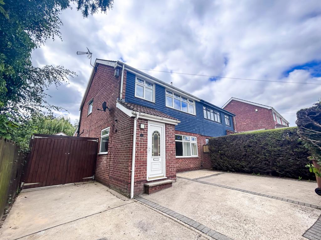 Holme Hall Avenue, Bottesford, North Lincolnshire, DN16 3PZ 3 bed semi