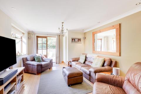 4 bedroom semi-detached house for sale, Wren Close, Leigh-on-sea, SS9