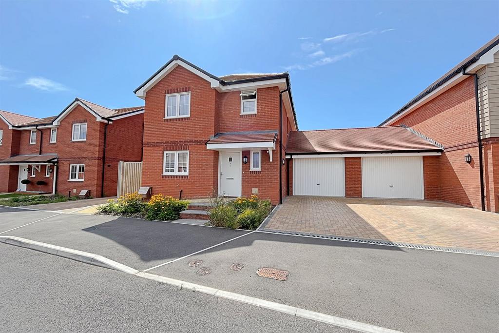 Fordingbridge 3 bed link detached house for sale £460,000