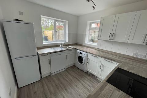 4 bedroom semi-detached house to rent, Cutnall Green WR9 0PW