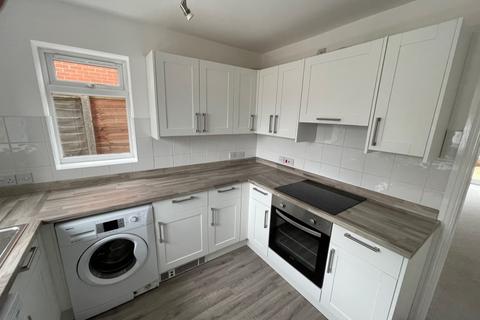 4 bedroom semi-detached house to rent, Cutnall Green WR9 0PW