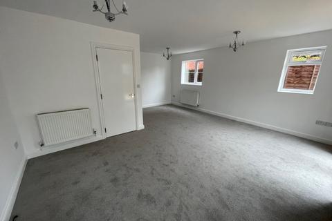 4 bedroom semi-detached house to rent, Cutnall Green WR9 0PW