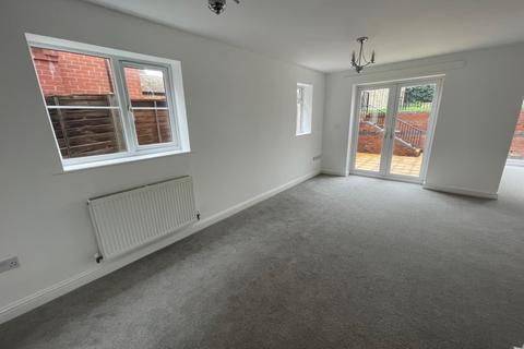 4 bedroom semi-detached house to rent, Cutnall Green WR9 0PW