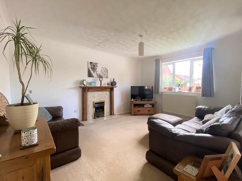 Lismore Green, St Peters, Worcester, Worcestershire WR5 3UE 4 bed