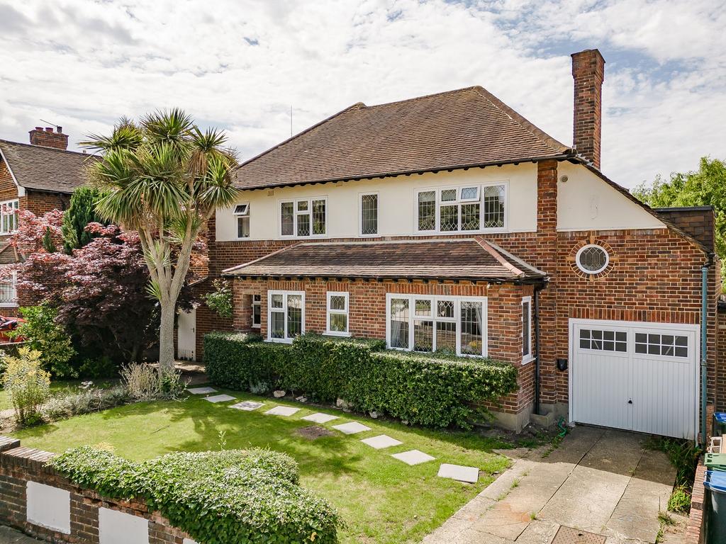 Claygate Lane, Hinchley Wood, KT10 4 bed detached house for sale £