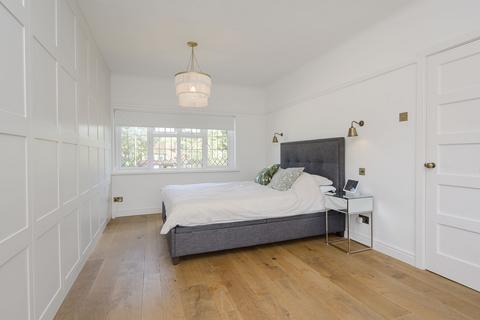 86 Claygate Lane, Esher, KT10 0BJ