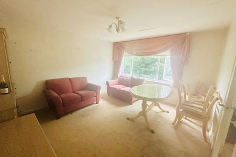 111b Trent Gardens, London, N14 4QE