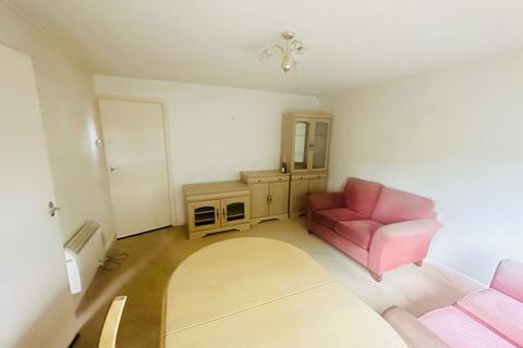 111b Trent Gardens, London, N14 4QE