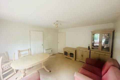111b Trent Gardens, London, N14 4QE