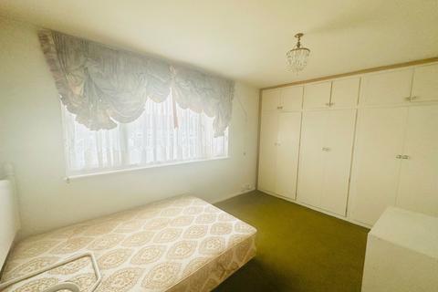 111b Trent Gardens, London, N14 4QE