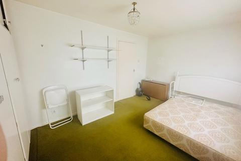 111b Trent Gardens, London, N14 4QE